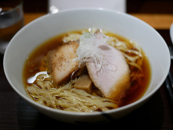 「醤油 中太手もみ麺」@麺 みつヰの写真