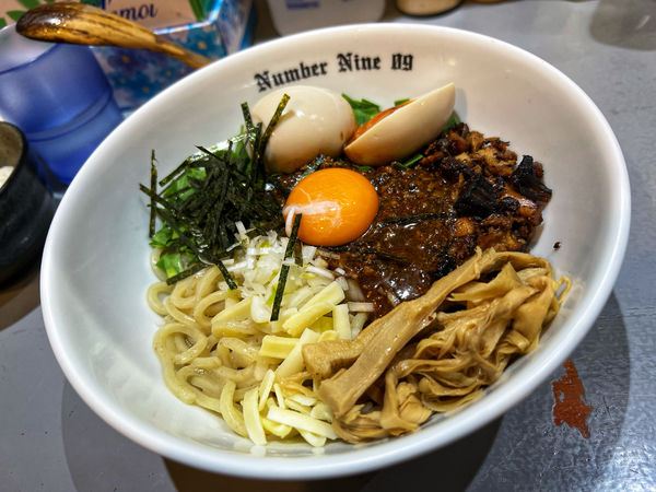 「汁なしブラック」@麺Dining Number Nine 09の写真