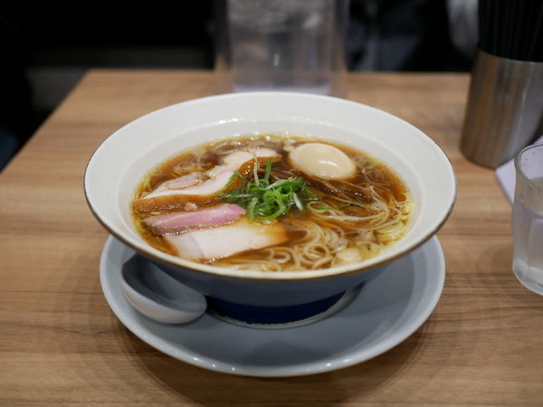 「醤油 麺硬め＋サービス味玉」@麺処 ほん田 秋葉原本店の写真