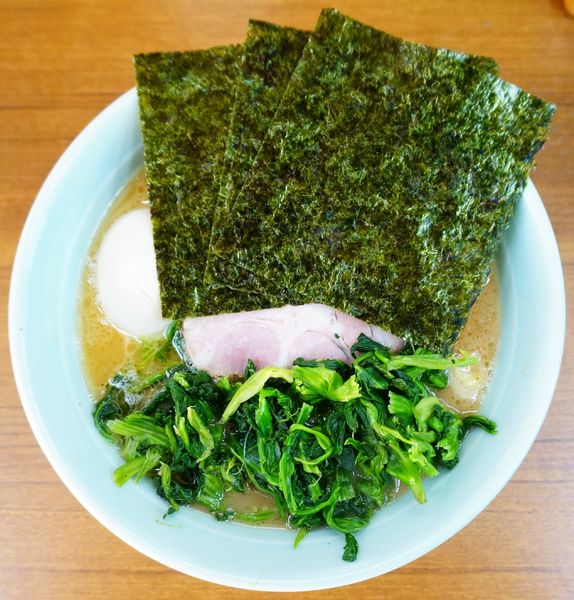 「味玉ラーメン並＋ほうれん草」@横浜ラーメン 武蔵家 北千住店の写真
