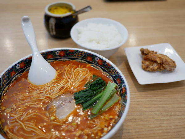 「担々麺 バリカタ＋激辛＋サービスライス＋サービス唐揚げ」@寿限無担々麺 上野店の写真