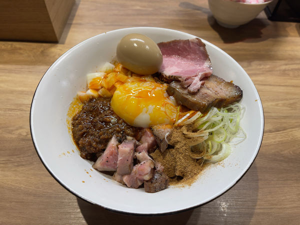 「特製まぜそば（1100円）追い飯付き」@自家製麺 つきよみ 上新庄店の写真
