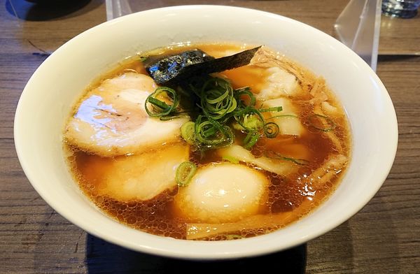 「醤油わんたん麺+味玉」@支那そばや 本店の写真