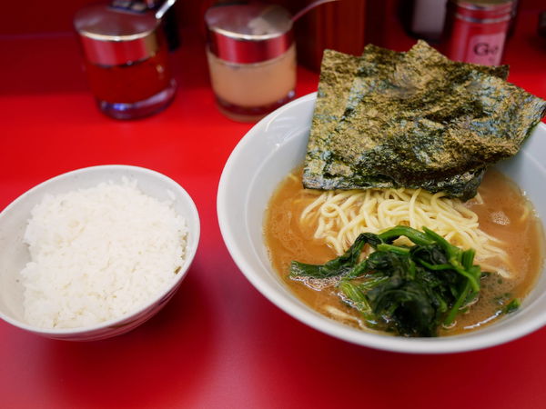 「朝ラーメン 麺硬め＋味濃いめ＋油多め＋ライス」@ラーメン堀田家の写真