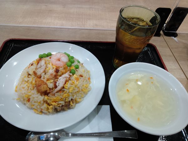 「五目チャーハン　スープ、ウーロン茶付　５９０円」@福華厨房 アリオ西新井店の写真