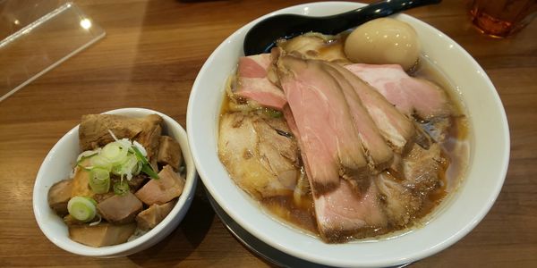 「醤油らーめん全部のせ・大盛・チャーシューごはん」@純手打ち だるまの写真
