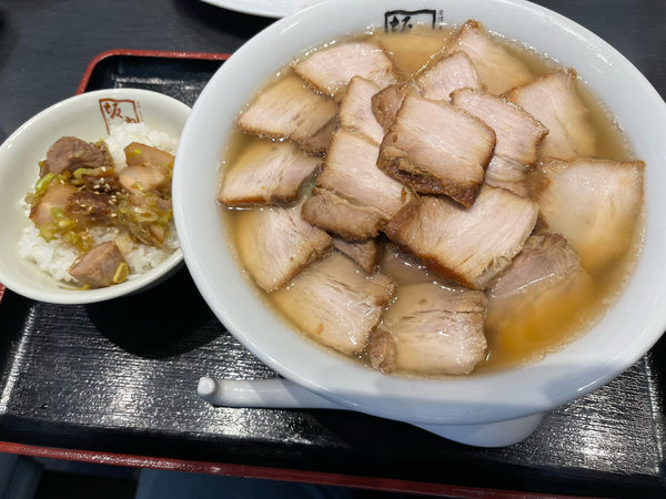 「焼豚ラーメン大盛＋ミニわさび醤油の焼豚ご飯」@喜多方ラーメン 坂内 杉戸店の写真