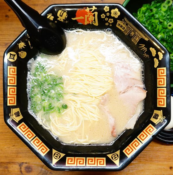 「ラーメン(八角どんぶり)＋追加ねぎ＋半熟塩ゆでたまご」@一蘭 浅草六区店の写真