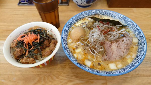 「【限定】酸辛担麺 940円+豚ばらナンコツごはん 350円」@中華そば専門 とんちぼの写真