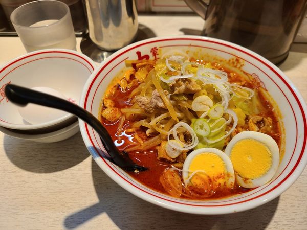 「北極野菜+生卵」@蒙古タンメン 中本 新宿店の写真