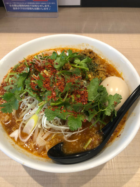 「辛スパイスらー麺　850円　中盛り　味玉　各100円」@らー麺 だるまの写真