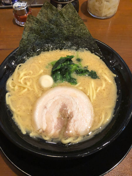 「豚骨醤油ラーメン唐揚げセット、硬め濃いめ」@横浜家系ラーメン 歌舞伎家の写真