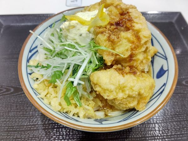 「タル鶏天ぶっかけうどん(並盛)690円」@丸亀製麺 イーサイト高崎店の写真