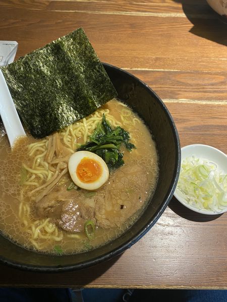 「ラーメン（大盛り）＋刻みネギ」@究極ラーメン 横濱家 高尾店の写真