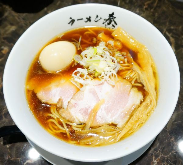 「醤油＋半熟味付玉子」@ラーメン 奏の写真