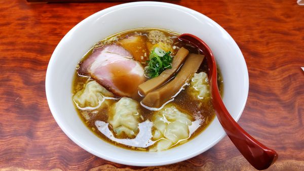 「ワンタン醤油そば   1100円」@三馬路 東京店の写真