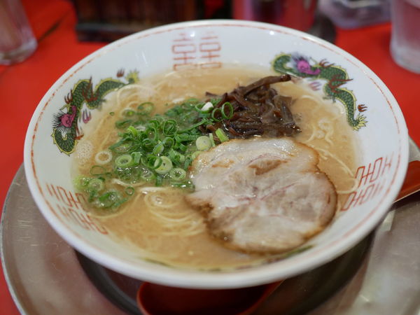 「ラーメン 粉落とし＋替え玉 ハリガネ＋ニンニク＋辣油唐辛子」@博多ラーメン ガツン 両国店の写真