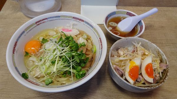 「油そば（700円）＋中盛り＋生玉子＋ネギチャーシュー丼」@宝華らぁめんの写真