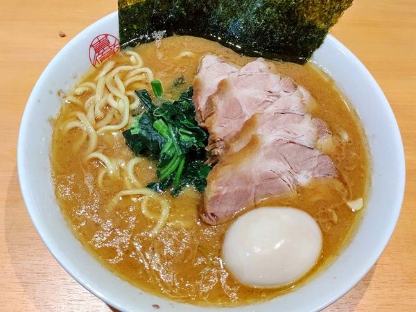 「中盛ラーメン（チャーシュー多め＋味つけたまご）」@家系ラーメン 貫徹家の写真