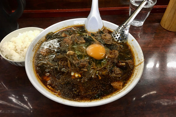 「【限定】三鷹ブラック 910円＋生卵 60円＋半ライス 60円」@鶏こく中華 すず喜の写真