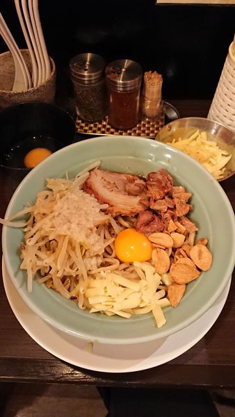 「混ぜ小+チーズ+生卵」@ダントツラーメン 岡山一番店の写真
