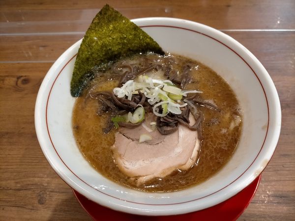 「豚骨ラーメン(黒)800円」@鶏・豚骨らーめん 水沢の写真