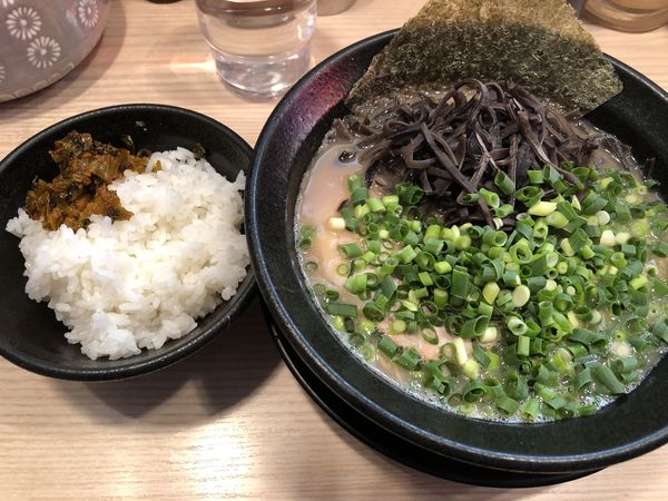 「ネギラーメンきくらげバリカタ&ライス&替え玉ハリガネ」@九州とんこつらーめん ひらさわの写真