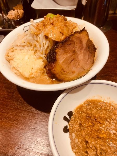 「雷そば（並） 950円　カレー（挽肉）150円」@ラーメン 雷 東京本丸店の写真