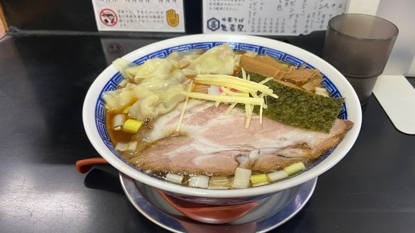 「ワンタン麺中＋チャーシュー」@中華そば 亀喜屋の写真