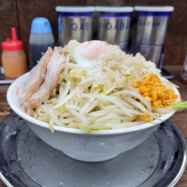 「大ラーメン温玉ヤサイアブラタマネギからあげ」@麺でる 南大沢店の写真