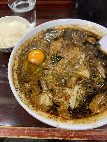 「限定 三鷹ブラック 生卵 小ライス」@鶏こく中華 すず喜の写真