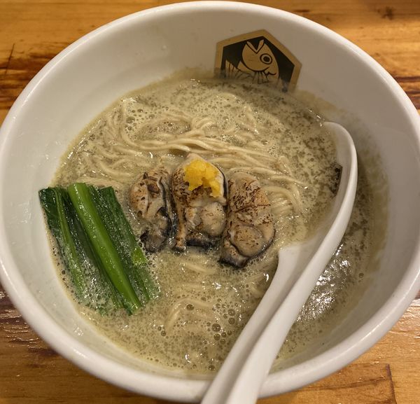 「【限定】麺魚の牡蠣らーめん　１１００円」@真鯛らーめん 麺魚の写真