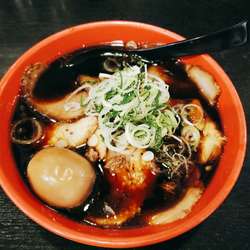 富山ブラック肉盛そば(味玉入)