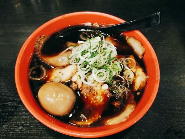 「富山ブラック肉盛そば(味玉入)」@麺家いろは 京都駅ビル店の写真