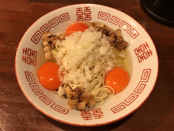 「玉子をかけた麺（温）350円」@麺処 ゆうきの写真