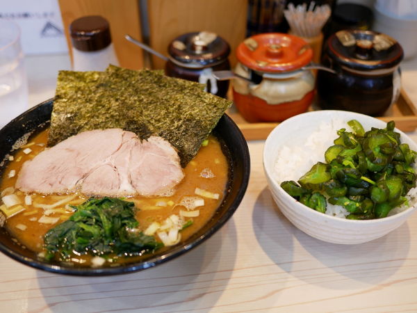 「ラーメン 並盛 麺硬め＋味濃いめ＋油多め＋ライス」@麺家 千祥の写真