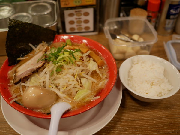 「味噌ばんから 麺硬め＋こってり＋ライス＋サービス味玉」@旭川味噌ラーメン ばんから 上野店の写真