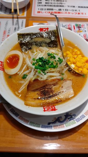 「まる得味噌ラーメン(小ライス、焼きモツ、ガツ刺し)」@おおぎやラーメン 高崎問屋町店の写真