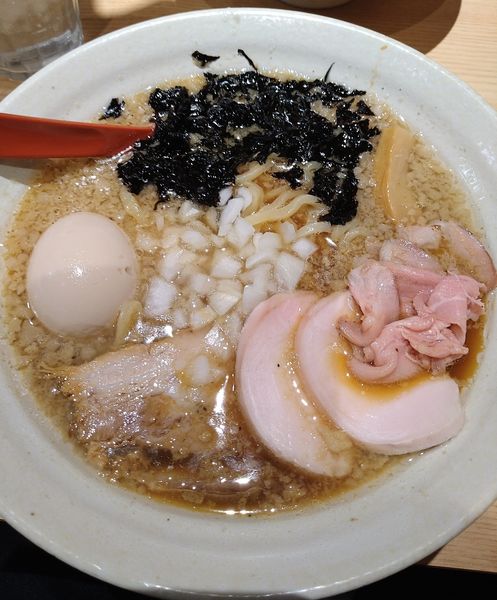 「得製背脂醤油らー麺」@焼きあご塩らー麺 たかはし アトレ川崎店の写真