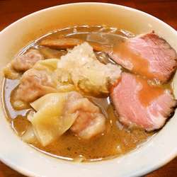 「魚介らーめん」（800円）＋「自家製ワンタン」（200円）