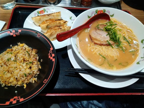 「今日のランチ（王将ラーメン、ミニチャーハン、餃子３つ）800円」@餃子の王将 黒川店の写真