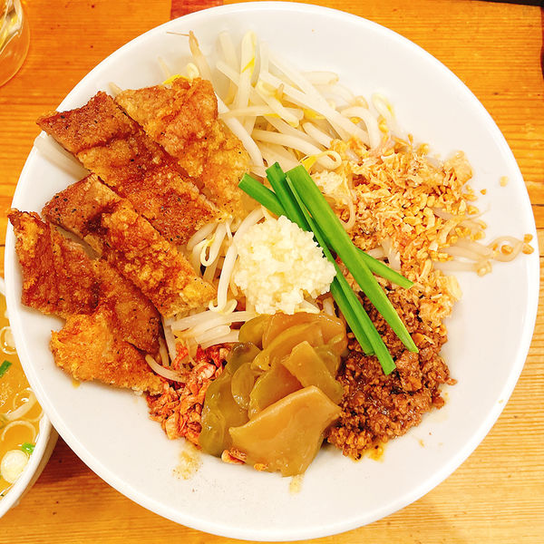 「汁なしスタミナ担々麺＋排骨」@担々麺 ほおずきの写真