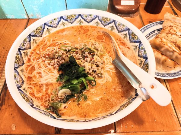 「タンタン麺＋餃子」@中国ラーメン 揚州商人 池袋西口店の写真