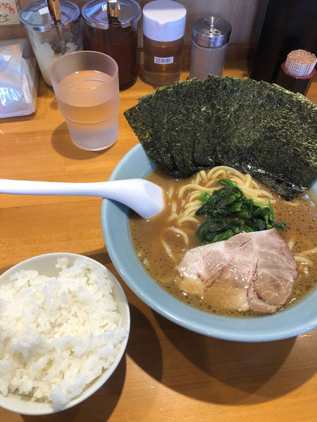 「ラーメン海苔増し硬め濃いめ、無料ライス」@横浜家系ラーメン 平田屋の写真