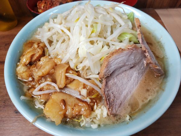 「ラーメン＋ほぐし豚＋生卵 ヤサイ、アブラ増し、ニンニク少し」@ラーメン二郎 池袋東口店の写真