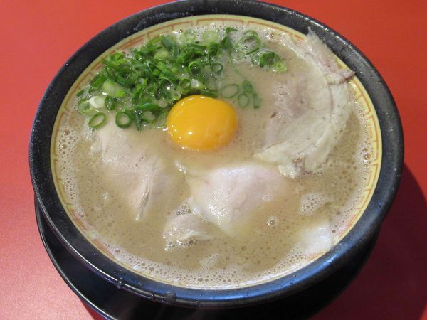 「生卵入りラーメン（650円）」@麺家 ぶらっく ぴっぐの写真
