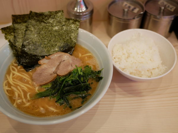 「ラーメン（並）麺硬め＋味濃いめ＋油多め＋サービスライス」@家系 武の極みの写真