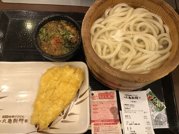 「釜揚げ並290円(150円引きで140円)かれい天150円」@丸亀製麺 柏駅南口店の写真