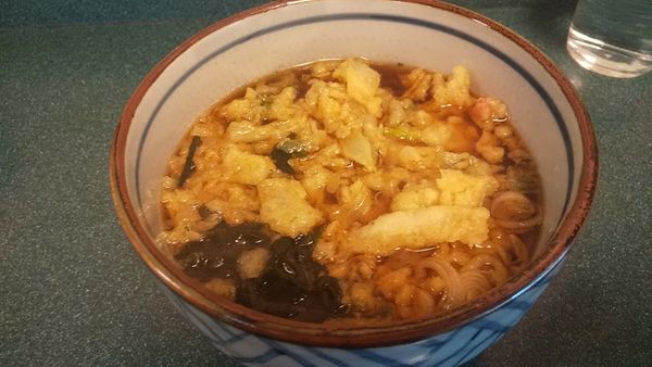 「玉ネギバラ天そば(¥370)」@明神そばの写真