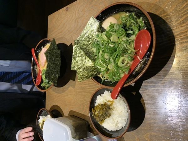 「中盛り九条ネギ＋味玉　硬め濃いめ多め　ライス」@横浜家系ラーメン 思道の写真